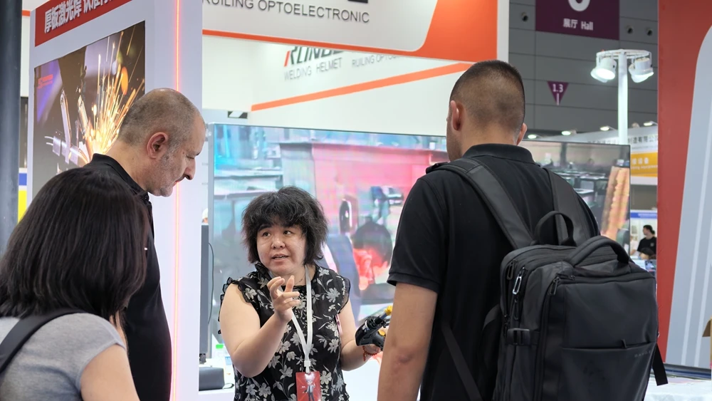 KEMPSON Booth and Customer Interactions