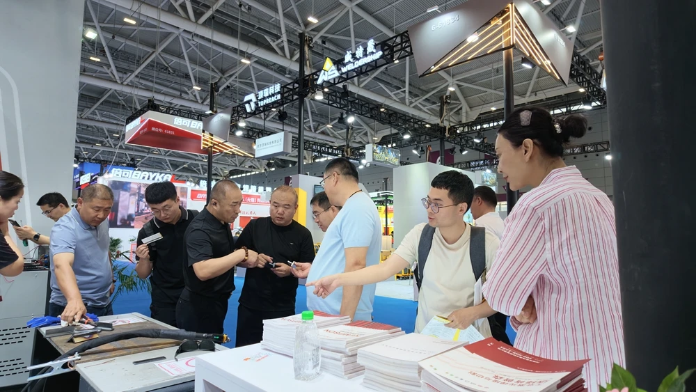 KEMPSON Booth and Customer Interactions