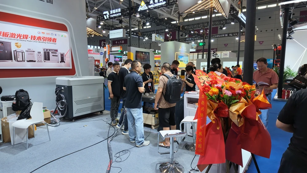 KEMPSON Booth and Customer Interactions