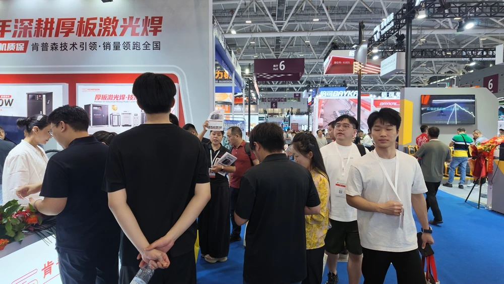 KEMPSON Booth and Customer Interactions