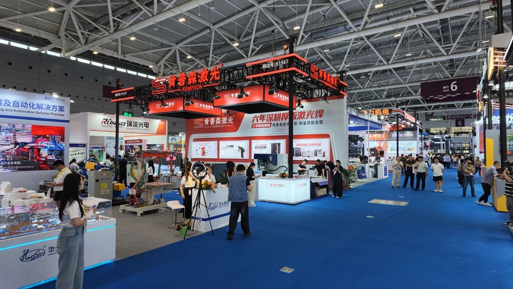 KEMPSON Booth and Customer Interactions