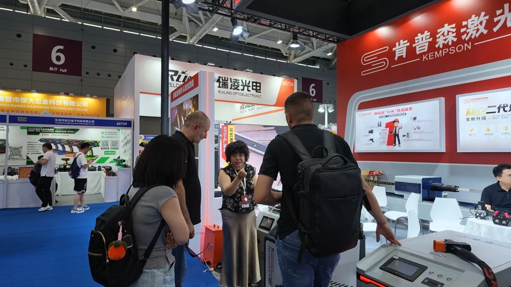 KEMPSON Booth and Customer Interactions
