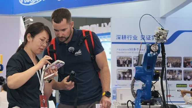 KEMPSON Booth and Customer Interactions