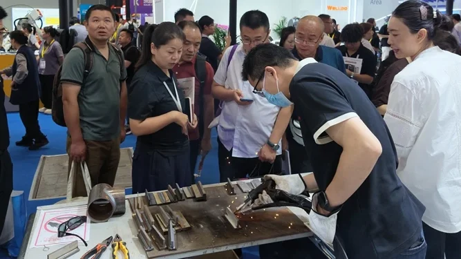 KEMPSON Booth and Customer Interactions